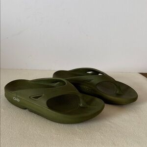 OOFOS flip flops